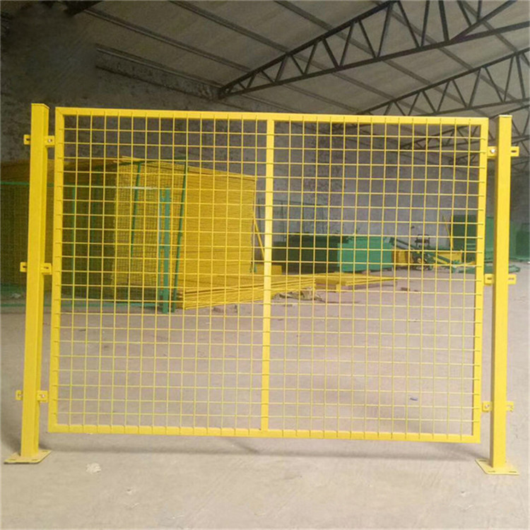 方孔車(chē)間隔離網(wǎng)柵欄圖片1